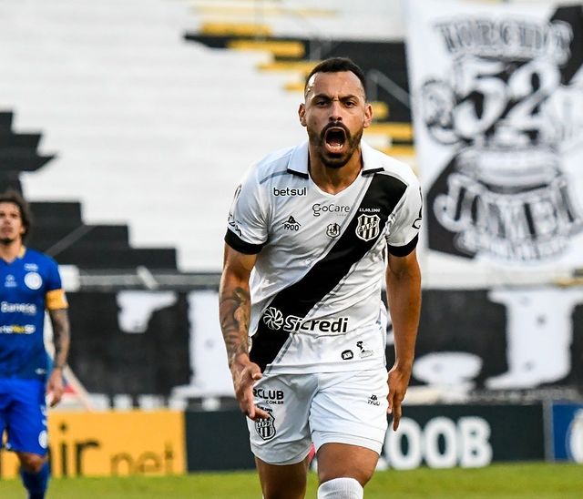 Moisés Vieira celebrando un gol con Ponte Preta