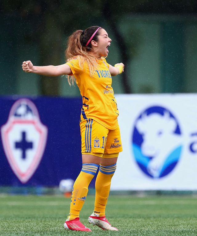 Katty Martínez celebrando un gol con Tigres Femenil