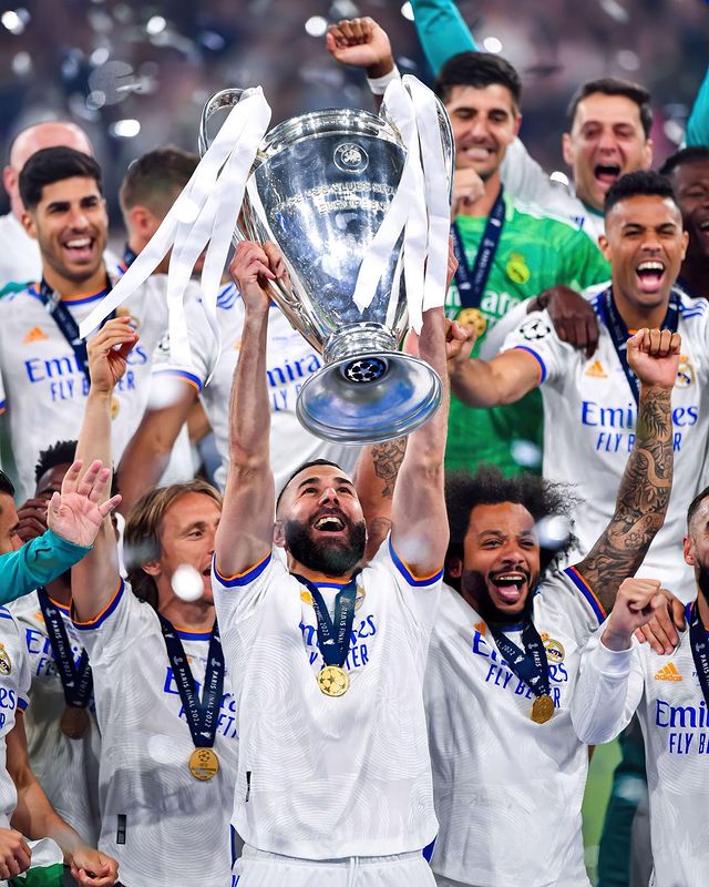 Karim Benzema y Real Madrid con el trofeo de Champions League