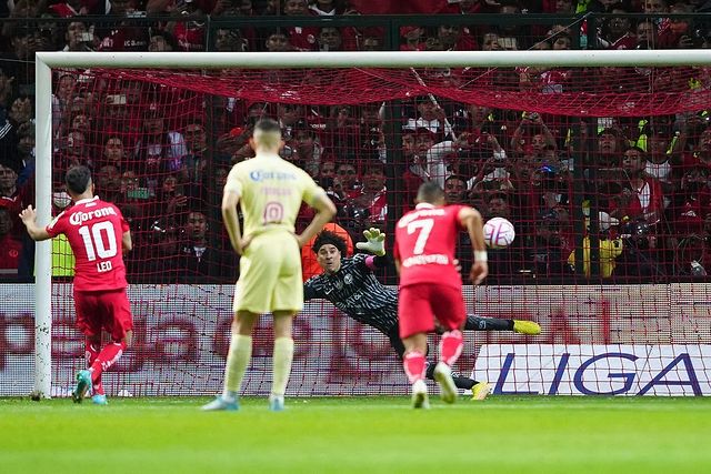 Leo Fernández anotando un penal ante América