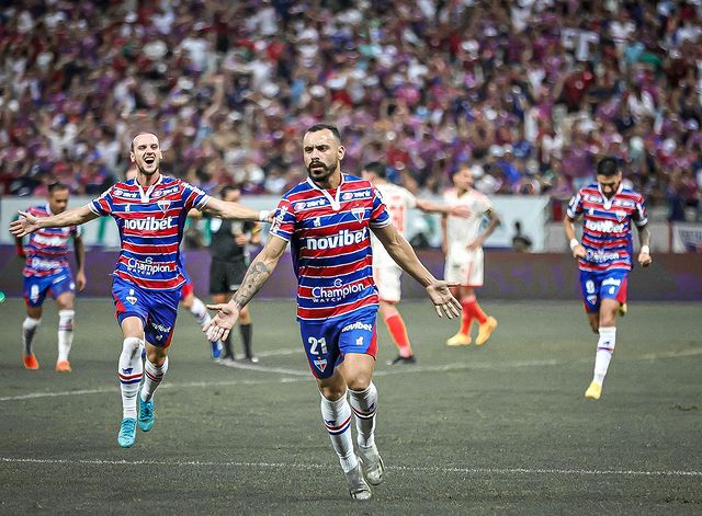 Moisés Vieira celebrando un gol con Fortaleza