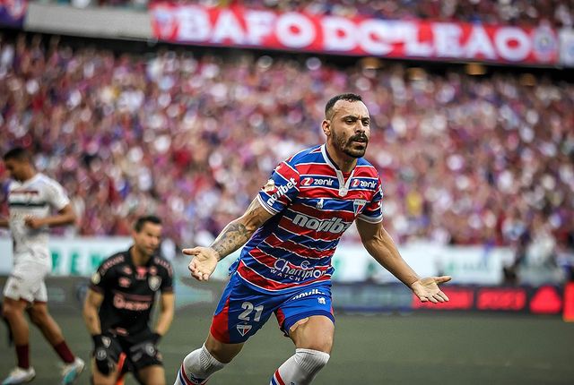 Moisés Vieira celebrando un gol con Fortaleza