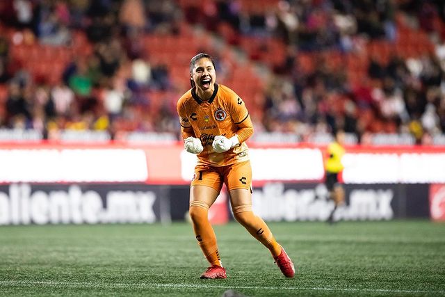 Alejandra Gutiérrez en un partido con Xolos Femenil