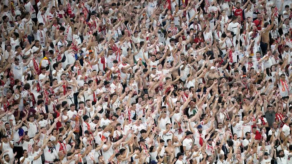 La afición estuvo hostil con los futbolistas en la tribuna