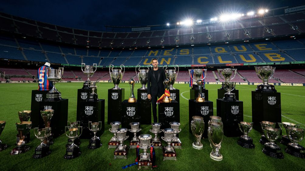 Busquets posando junto a sus campeonatos