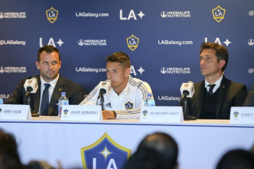 Chris Klein y Chicharito durante una conferencia de prensa