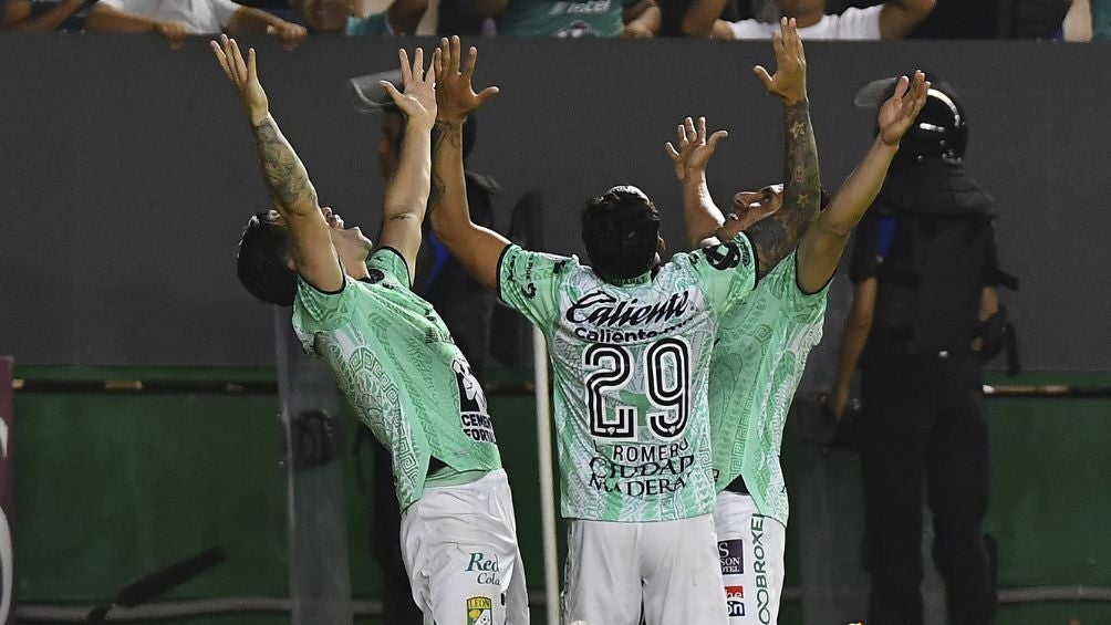 León celebra uno de los goles ante el LAFC