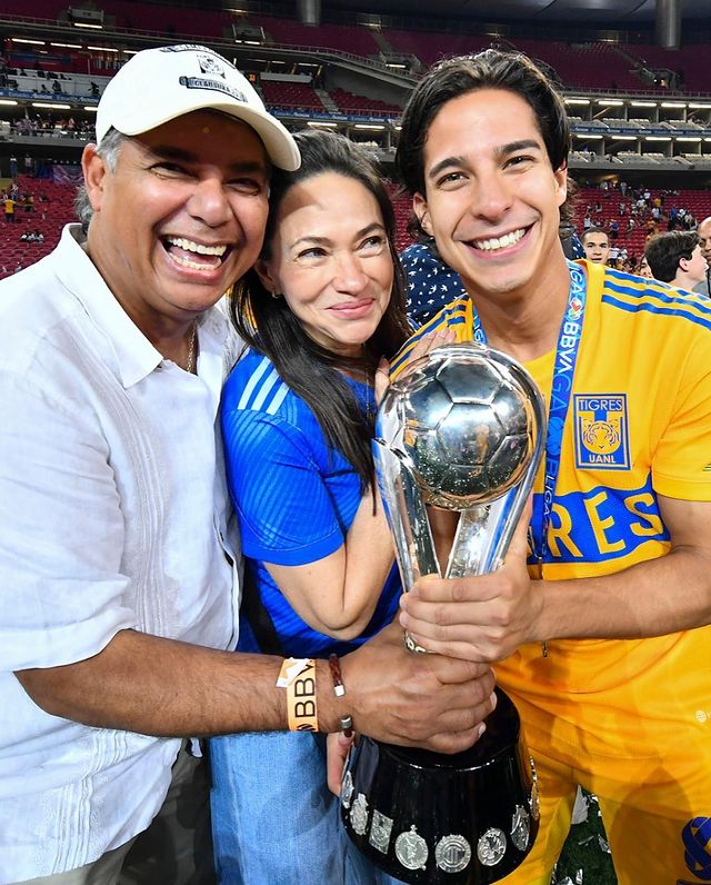 Diego Lainez con el trofeo de campeón del Liga MX