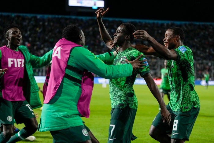 Jugadores de Nigeria celebran el segundo dol 