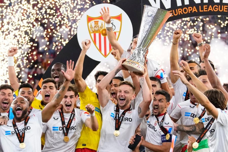 Sevilla levantando la Europa League