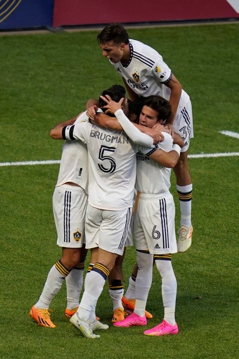 Jugadores del Galaxy festejan un gol