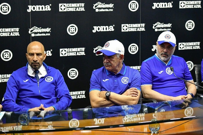 Óscar Pérez en una conferencia con Cruz Azul