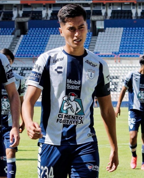 Fernando Álvarez en un partido con Pachuca