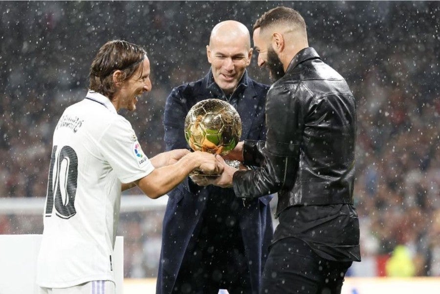 Karim Benzema recibiendo el Balón de Oro junto con Zidane y Modric