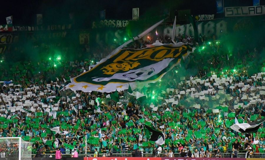 Afición de León con mosaico durante la Final