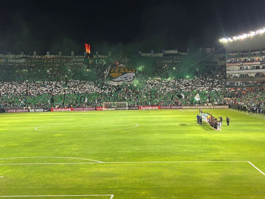 Afición de León con mosaico durante la Final