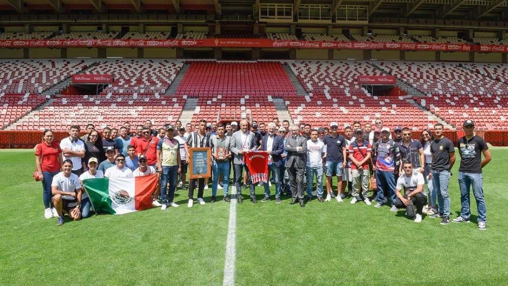 La foto del recuerdo en el estadio del Real Sporting