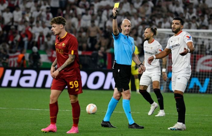 Anthony Taylor amonestando a jugador de la Roma