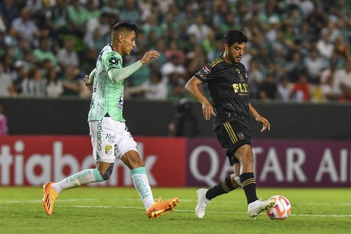 Vela conduce el balón