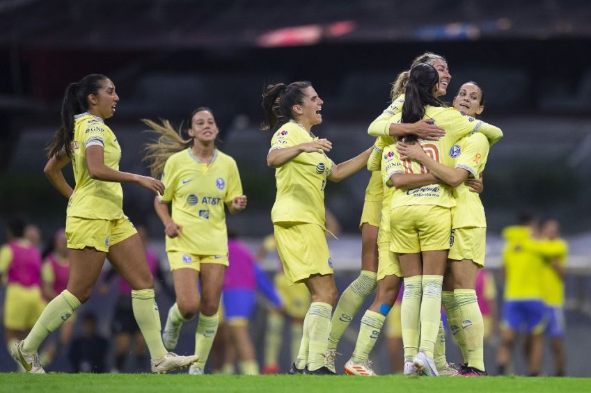 Jugadoras del América celebran el gol en la Semifinal de Ida