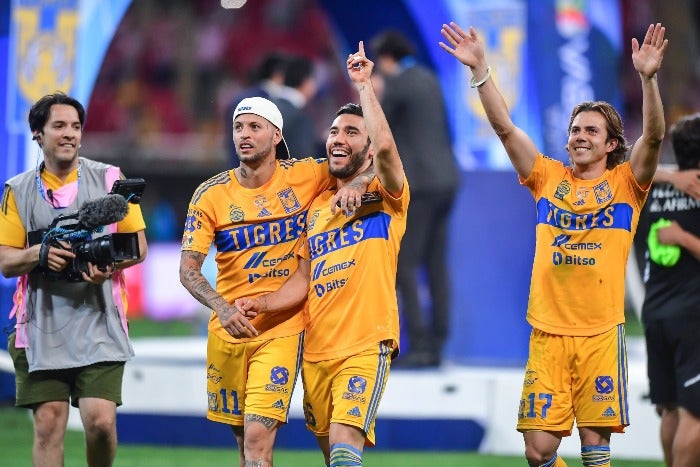 Nico López, Vigón y Sebastián Córdova celebran ser campeones