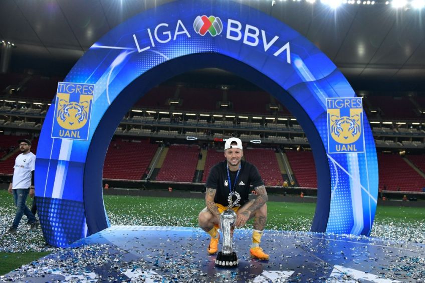 Nico López con el trofeo tras salir campeón de la Liga MX con Tigres