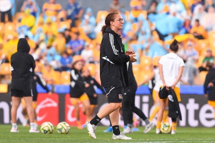 Carmelina Moscato en el calentamiento antes del juego