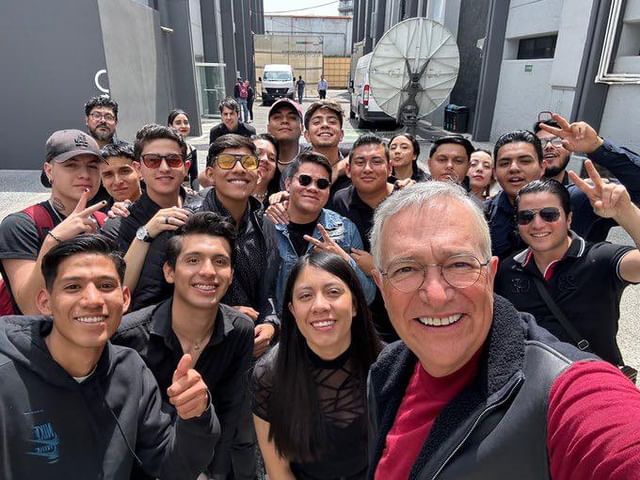 Ricardo Salinas en las instalaciones de TV Azteca