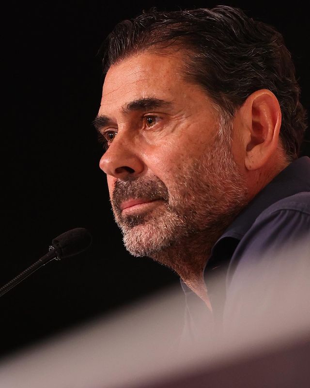 Fernando Hierro en una rueda de prensa con Chivas