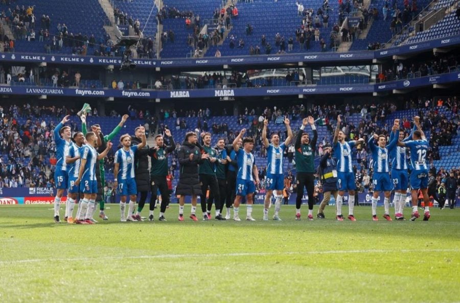 Jugadores del Espanyol agradeciendo a su afición