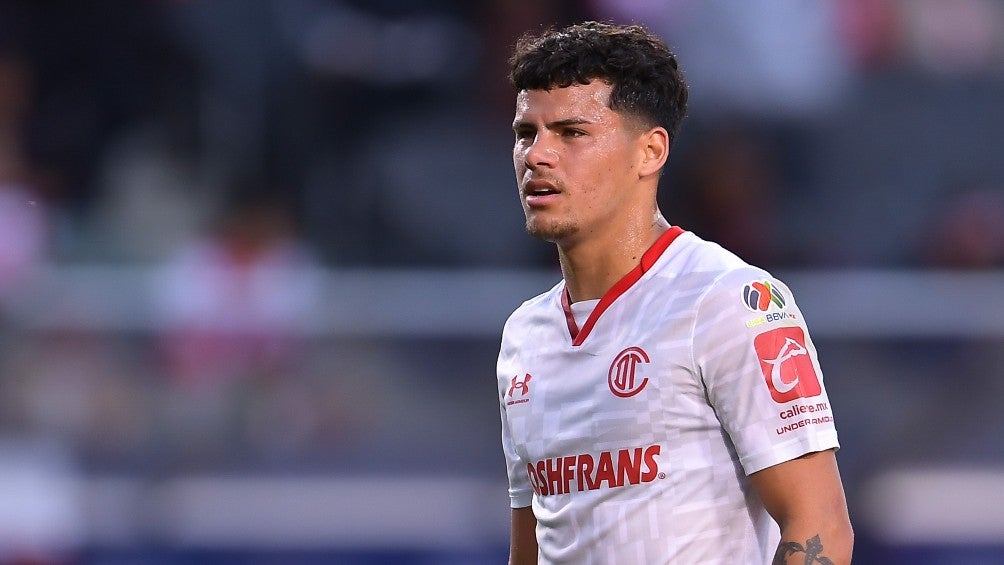 Maxi Araujo en partido con Toluca