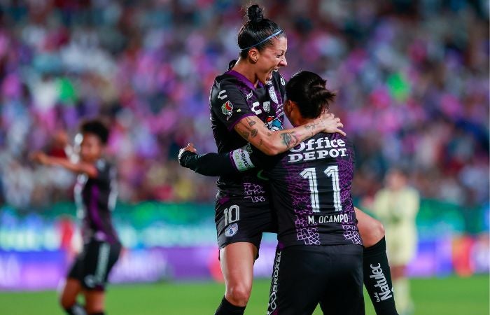 Jugadoras de Pachuca celebrando gol ante América