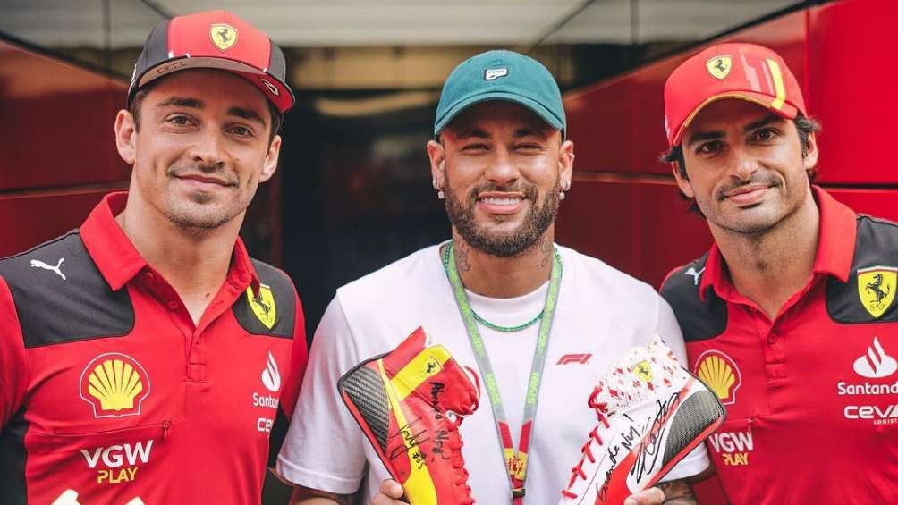 El futbolista convivió con los pilotos