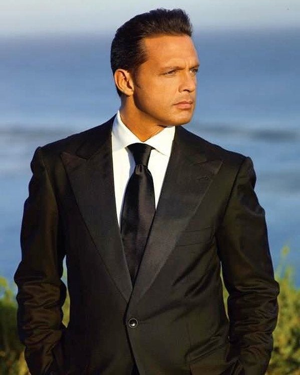 Luis Miguel posando en la playa