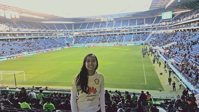 Claudia Carrión como fan de América