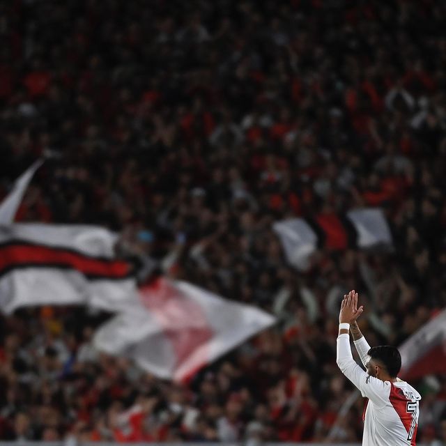 Hinchada de River Plate al fondo