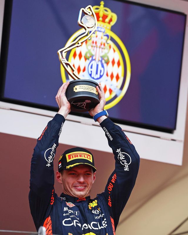 Max Verstappen con el trofeo del GP de Mónaco