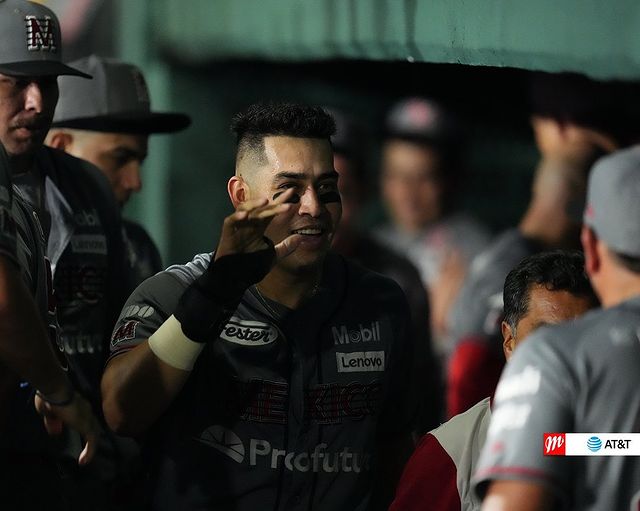 Diablos Rojos celebrando una carrera