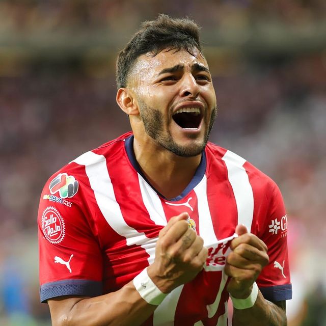 Alexis Vega celebrando con Chivas