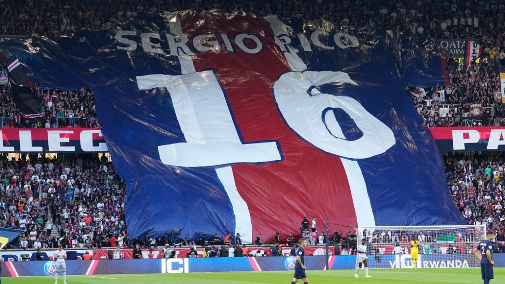 Jugadores y afición del PSG homenajean a Sergio Rico tras ser hospitalizado