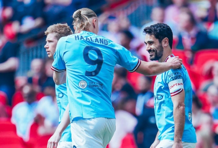 Haaland celebra con Gündogan el gol 