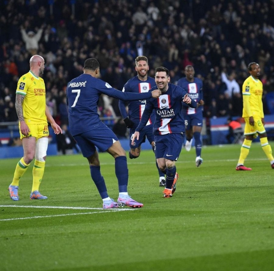 Messi festejando con Kylian Mbappé