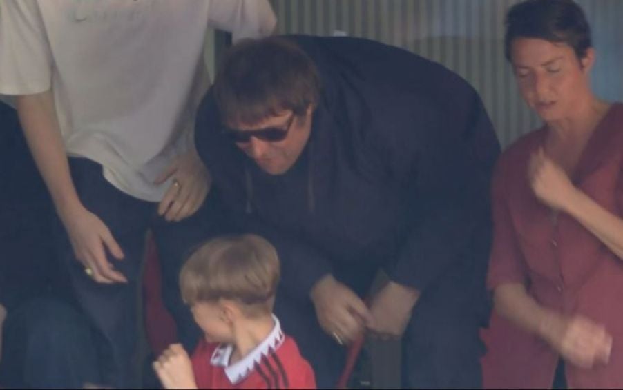 Liam Gallagher se burla de niño seguidor del Manchester United