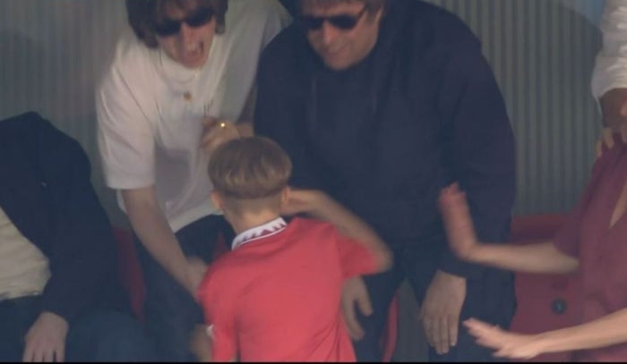 Liam Gallagher se burla de niño seguidor del Manchester United