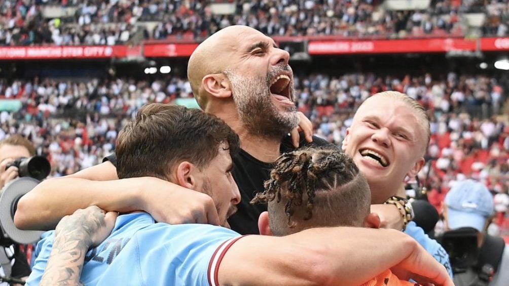 Guardiola celebra la FA Cup junto a sus jugadores