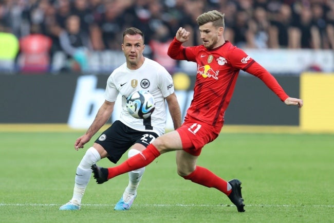 Gotze y Werner pelean la pelota