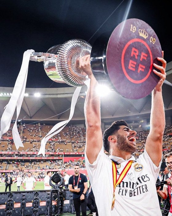 Marco Asensio con el trofeo de la Copa del Rey