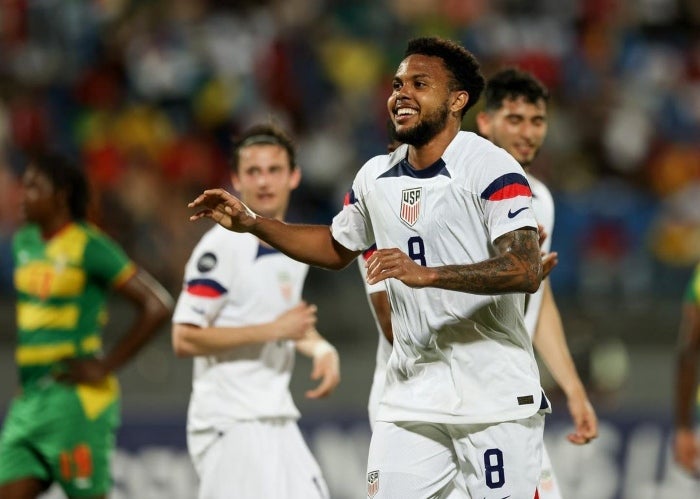 Weston McKennie durante un partido con Estados Unidos