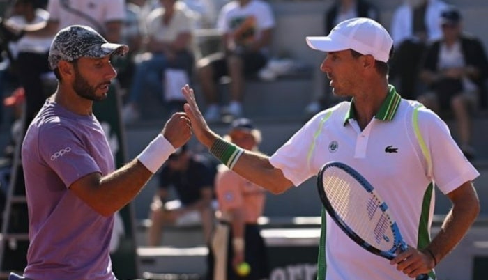 González y Vasselin se dan la mano