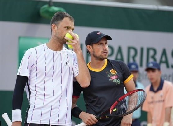 Nedovésov y Miguel Ángel Reyes durante un partido